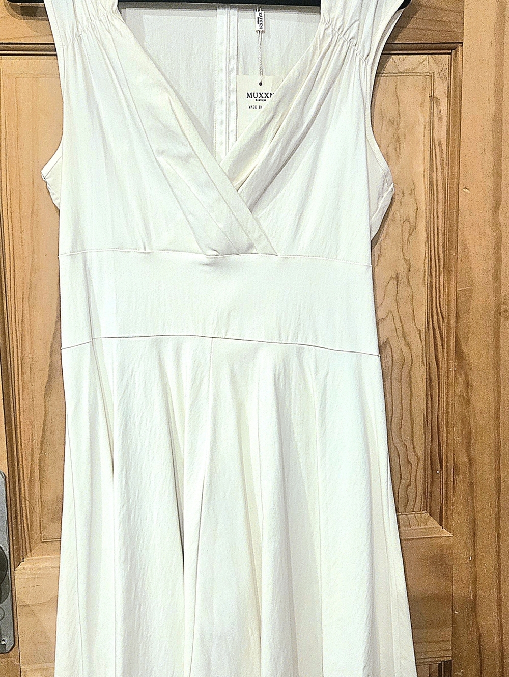 White V-Neck Sleeveless Dress by Muxxen